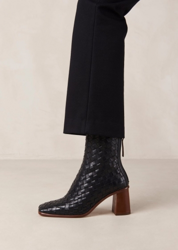 Alohas Damen-Stiefeletten "West" aus schwarzem Leder mit geflochtenen Details Alohas Damen-Stiefeletten "West" aus schwarzem Leder mit geflochtenen Details