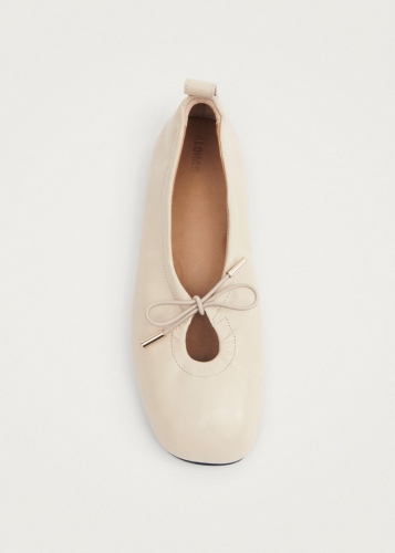 Alohas Damen-Ballerinas "Rosalind" aus cremefarbenem Leder Alohas Damen-Ballerinas "Rosalind" aus cremefarbenem Leder
